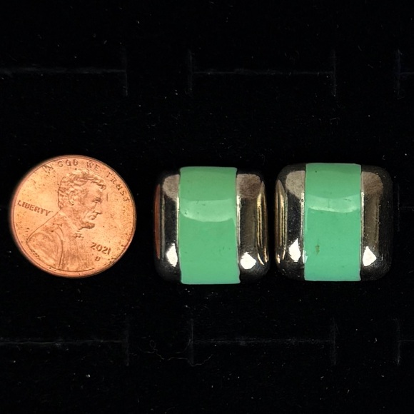Vintage Silvertone and mint green pierced earrings - Picture 7 of 7